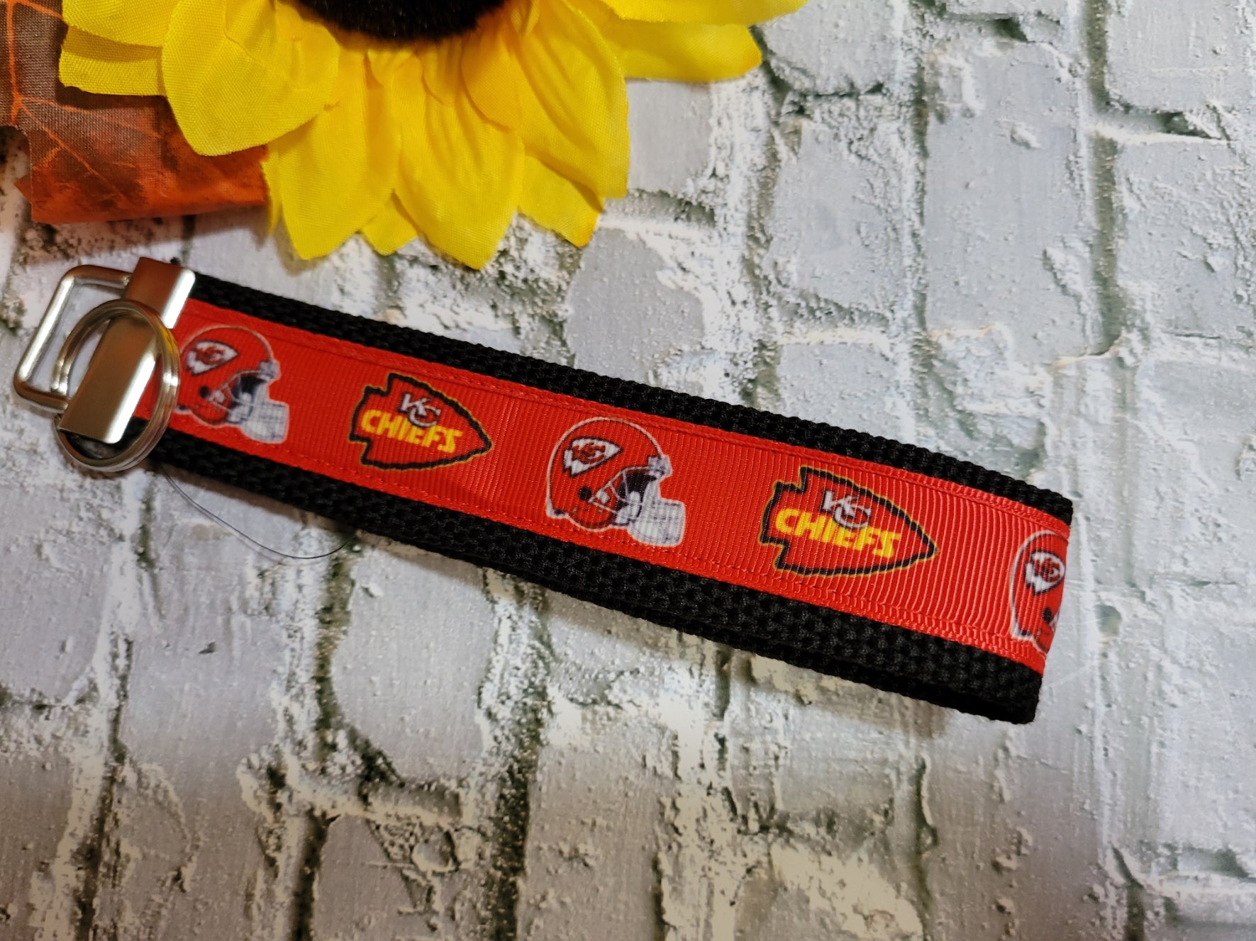 KC Chiefs - Helmet/Arrowhead - Country Craft Barn Key Chain (#66)