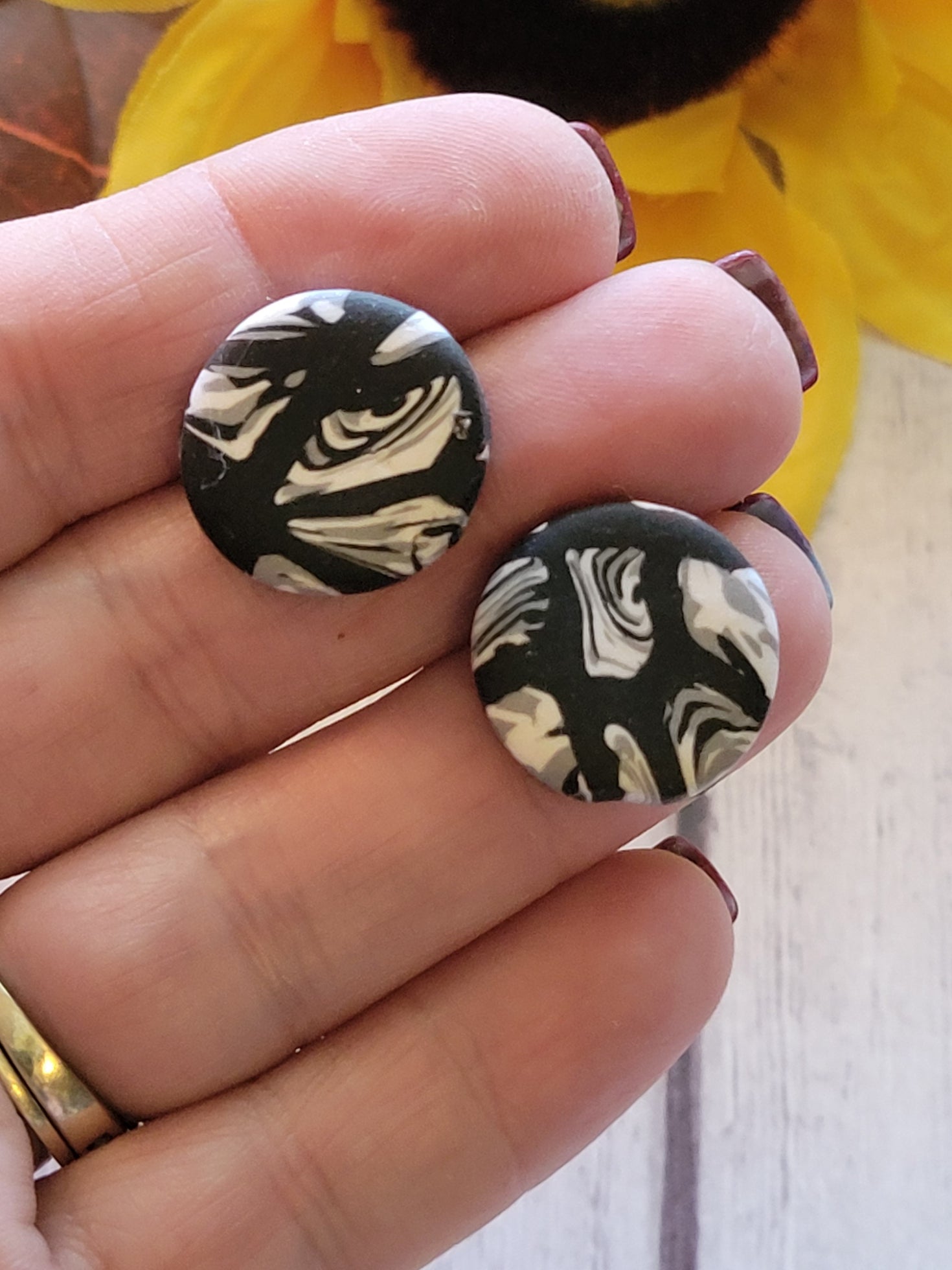 Twisted Chic - Black/White Country Craft Barn Earrings (#329E)
