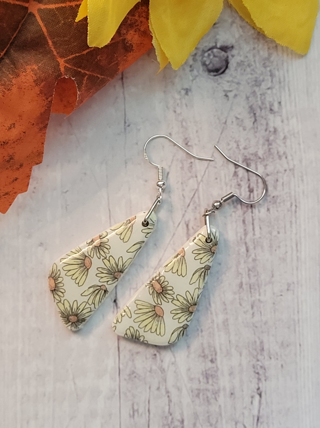 Floating Daisies - Pale Yellow Country Craft Barn Earrings (#339E)