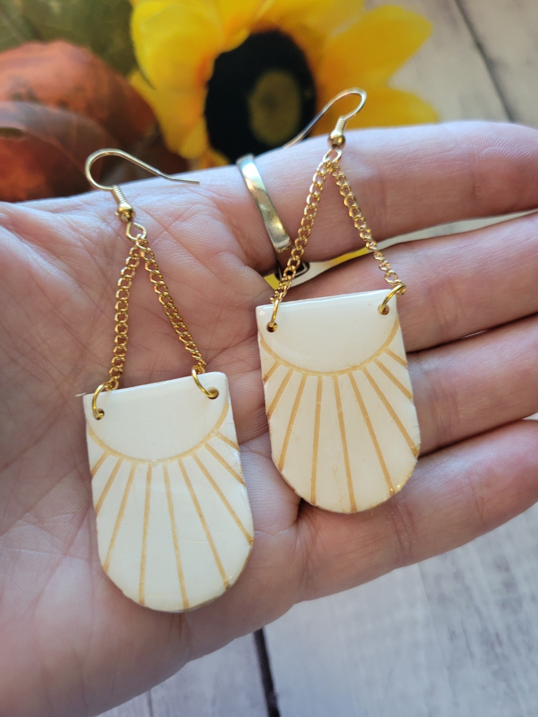 Sunbeam Arch - White/Gold Country Craft Barn Earrings (#373E)