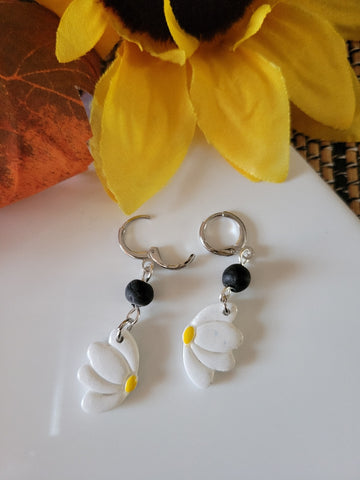 Falling Petal Daisies   - White Country Craft Barn Earrings (389E)