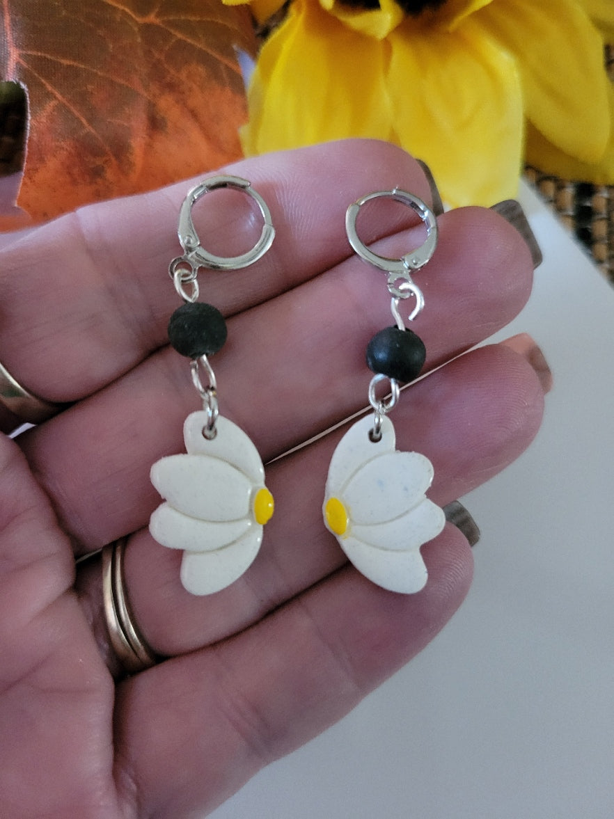 Falling Petal Daisies   - White Country Craft Barn Earrings (389E)
