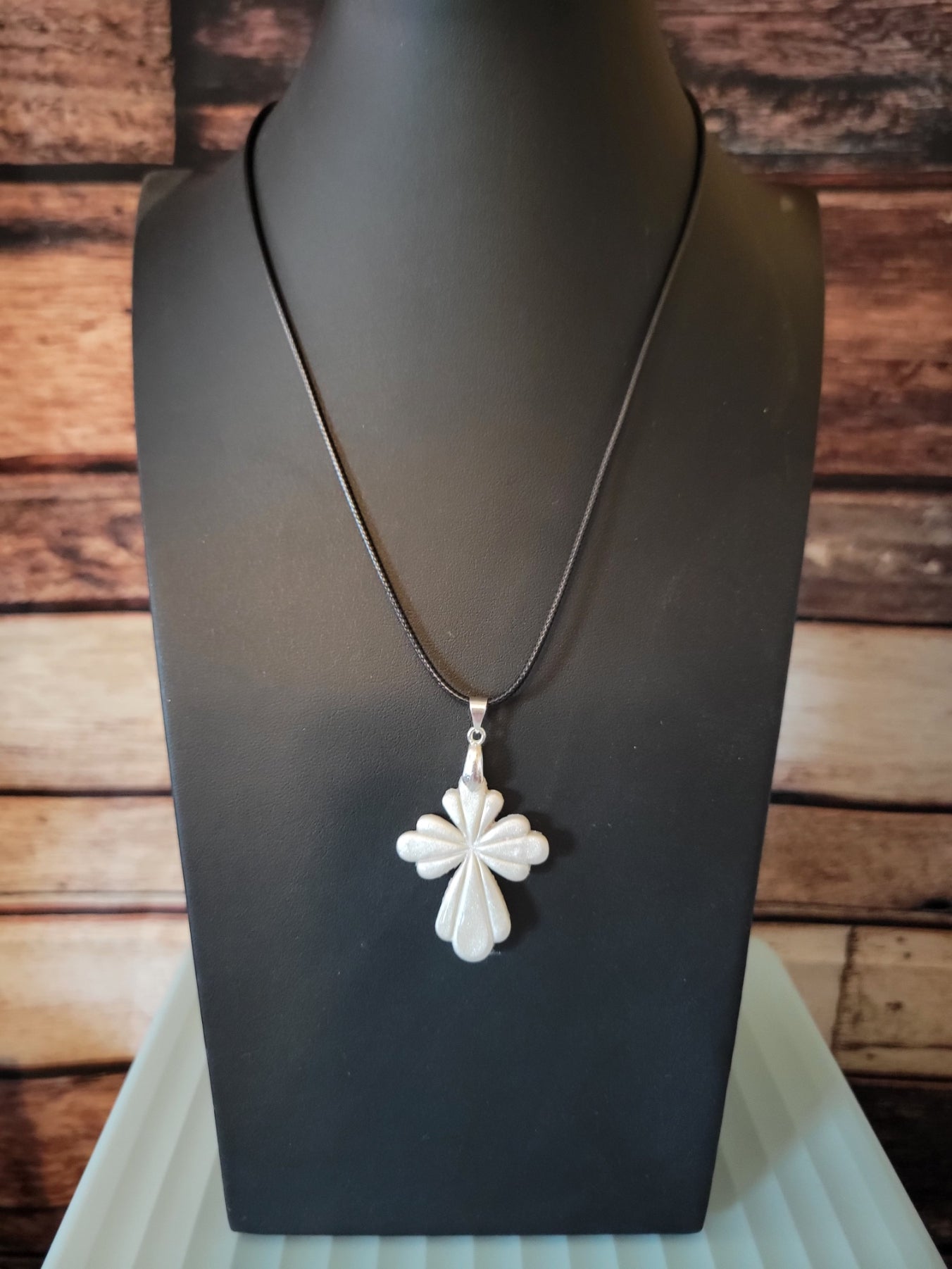 Grace & Glow - Pearl/White Country Craft Barn Necklace (656-NL)