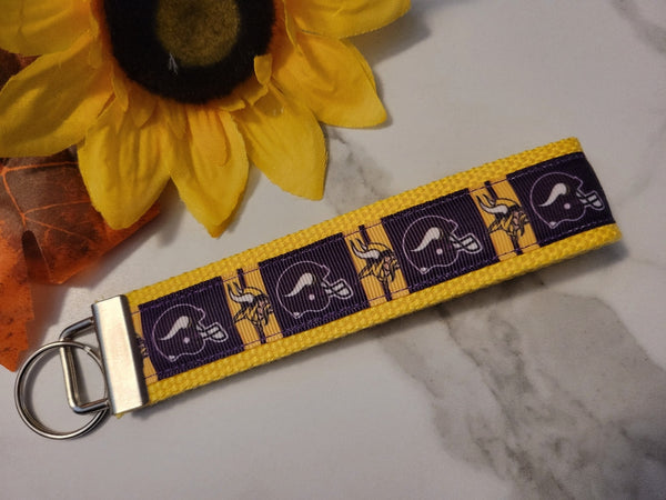 Minnesota Vikings - Gold/Purple Country Craft Barn Key Chain (KC-114)