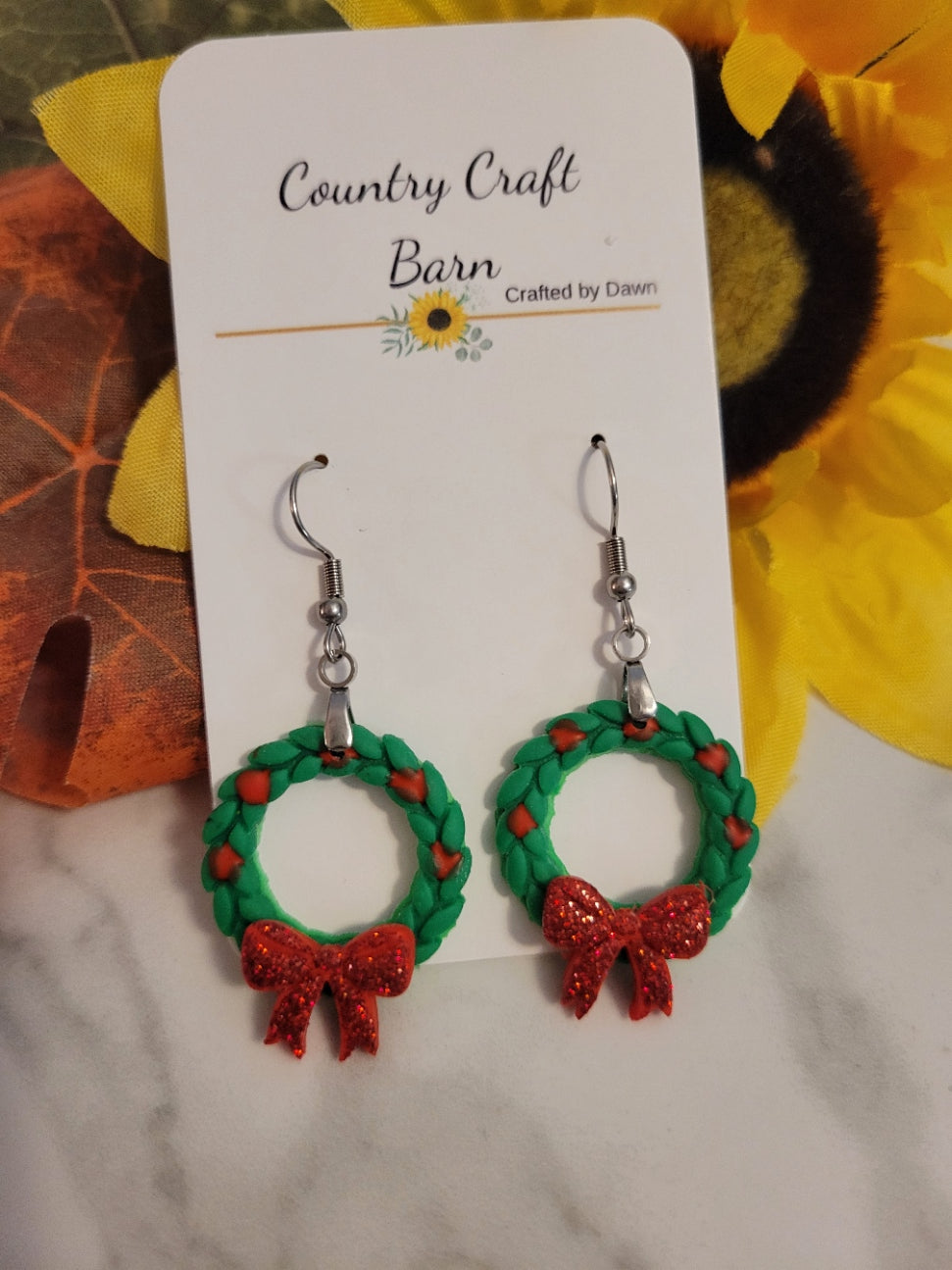 🌲 Evergreen Elegance – Green/Red Christmas Wreath Country Craft Barn Earrings (E-419)