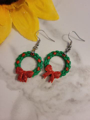 🌲 Evergreen Elegance – Green/Red Christmas Wreath Country Craft Barn Earrings (#419E)