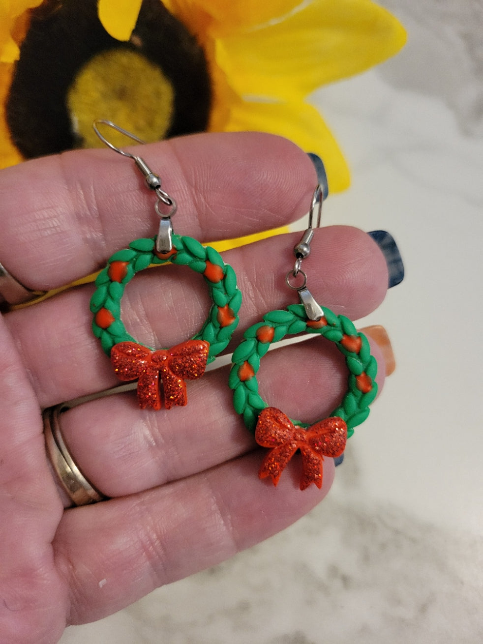 🌲 Evergreen Elegance – Green/Red Christmas Wreath Country Craft Barn Earrings (E-419)