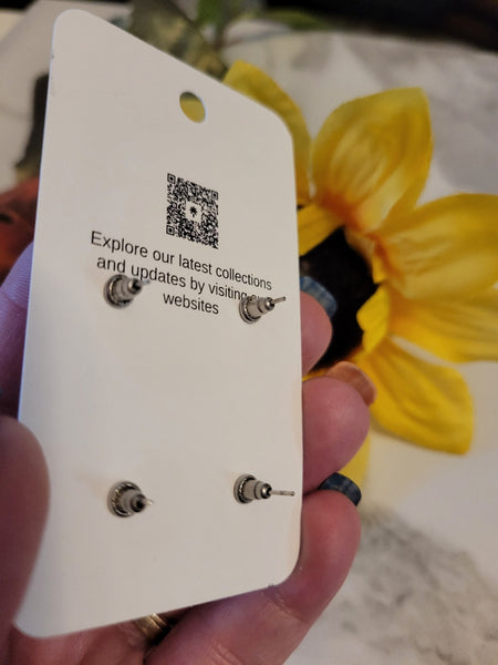 🎄 Santa Smiles & Holiday Bows – Country Craft Barn Festive Post Earring Set (SS-001)