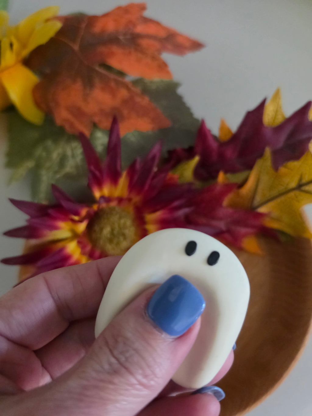 Gwen the Glow Ghost– Country Craft Barn Polymer Clay Worry Stone (WS-008)