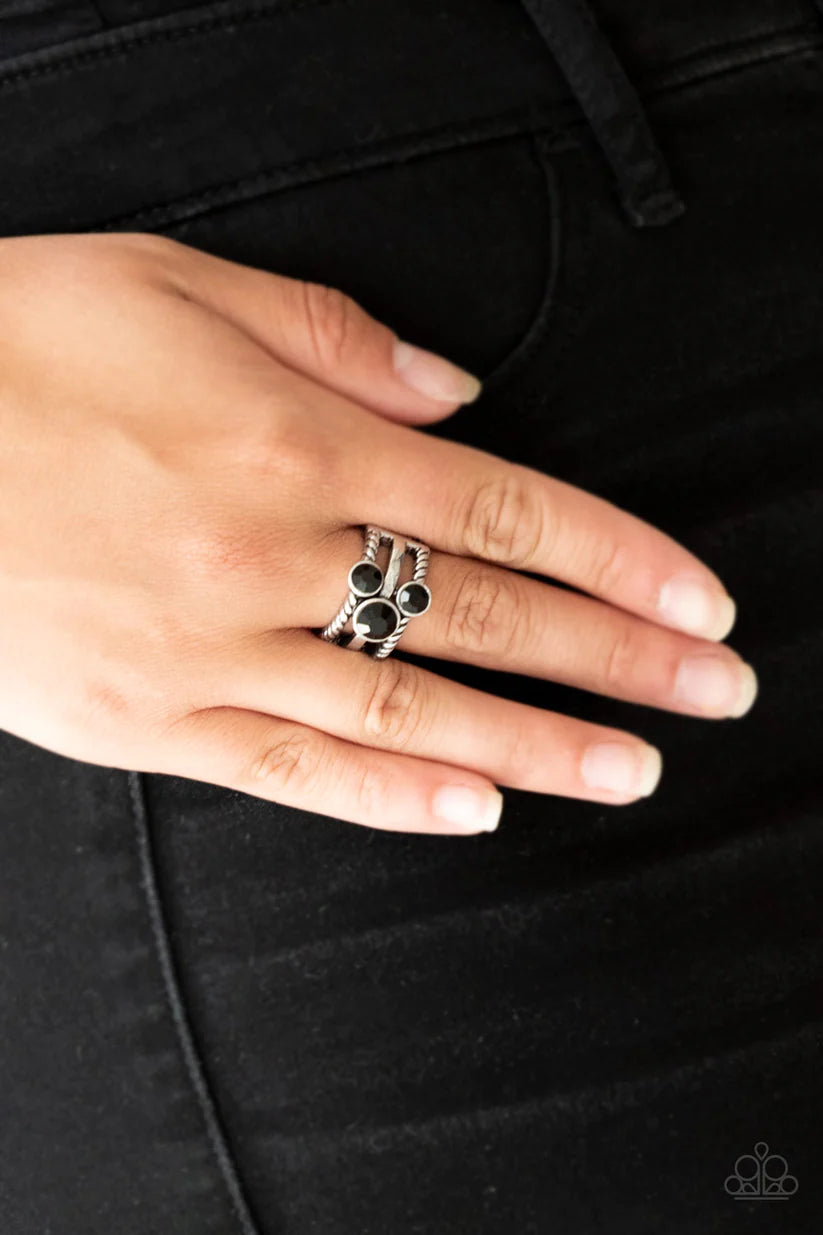 Head In The Stars - black - Paparazzi ring (T39)