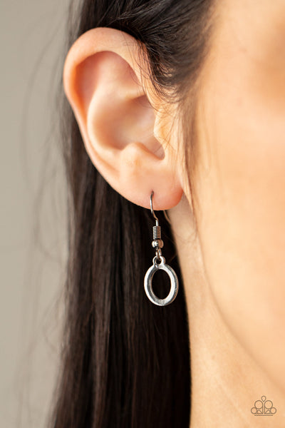 Working OVAL-time - Black Paparazzi Necklace (PZ-5130)