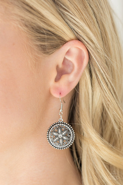 Paparazzi Necklace - Written In The STAR LILIES - White