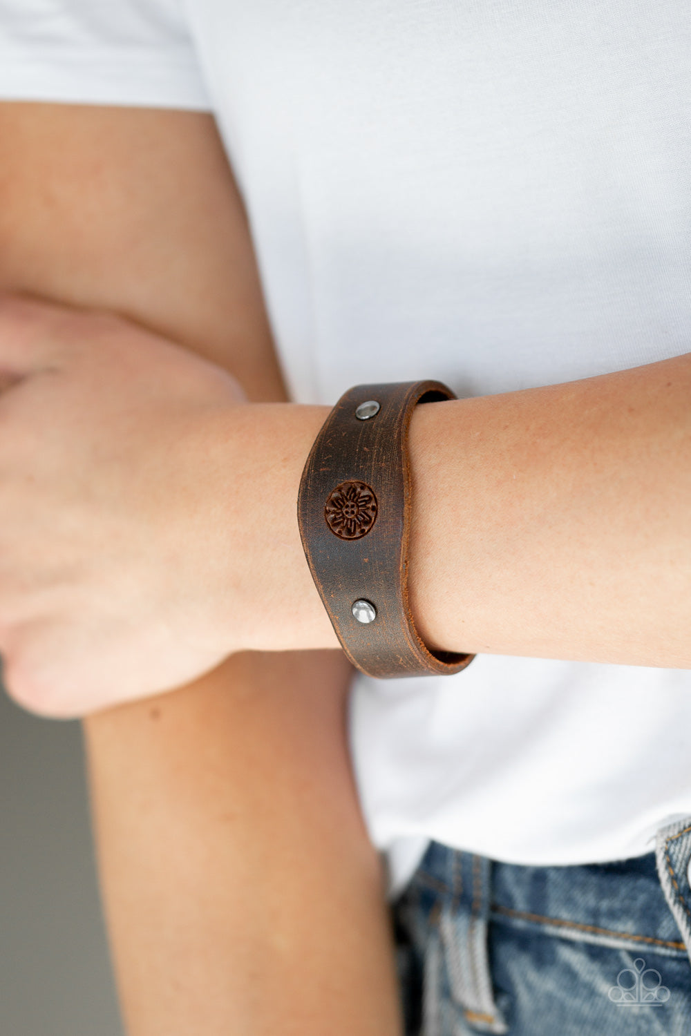 Paparazzi Urban Wrap - Pleasantly Pioneer - Brown (UB122)