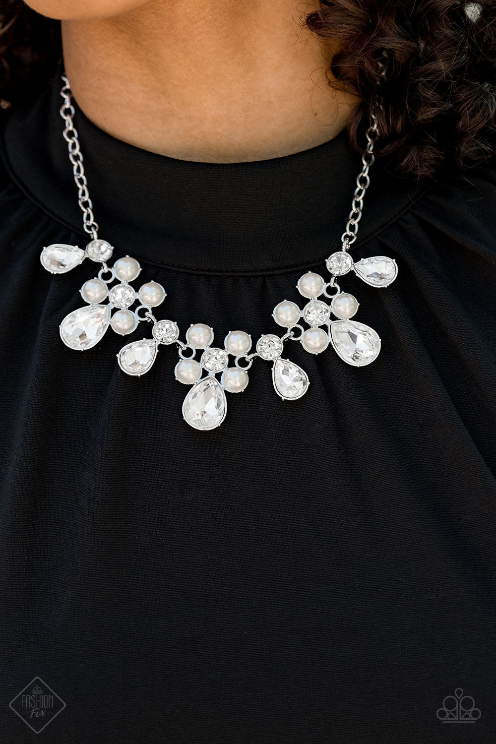 Paparazzi Oct 2019 Fashion Fix Short Necklace - Demurely Debutante - White (PZ-963)