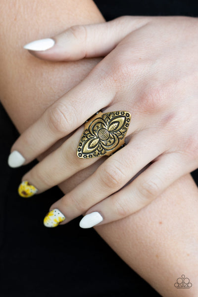 Paparazzi Thick Flex Back Ring - Tahiti Trek - Brass (R080)