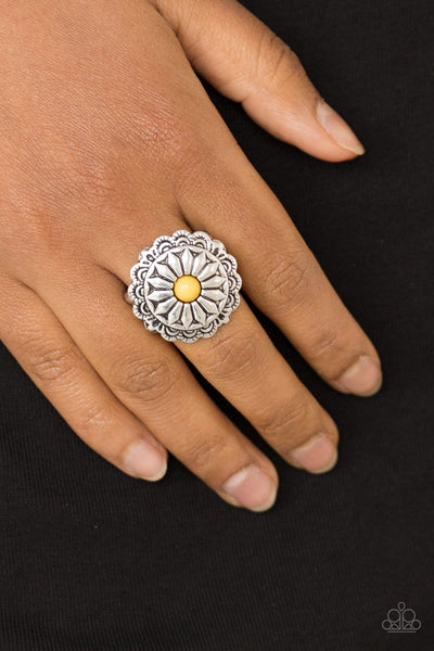 Daringly Daisy - Yellow Paparazzi Ring (R134)