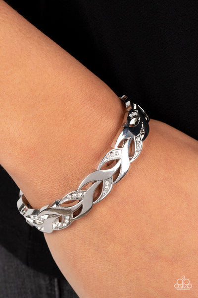 Editor-in-LEAF - White Paparazzi Bracelet (3999)