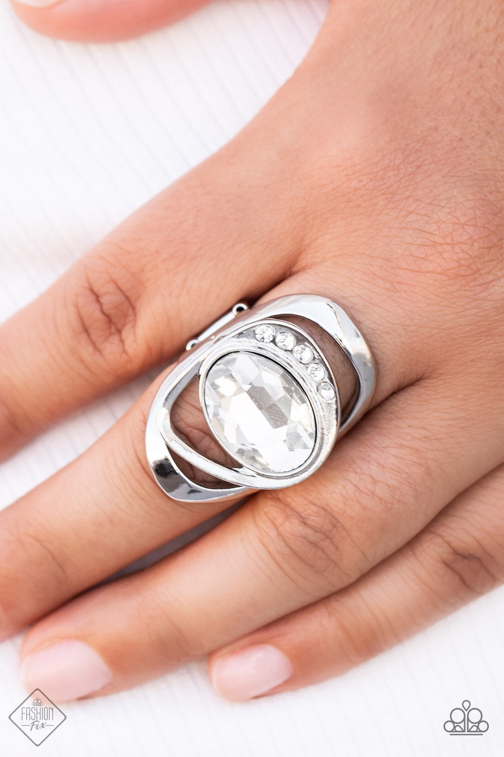 Mountain View Meadow - White Ring Fashion Fix August 2022 (T20)