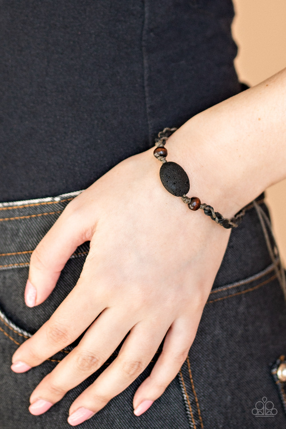 On The Home Front - Black-Paparazzi Bracelet (PZ-924)